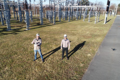 Christian Steinschifter und Thomas Steiner bereiten die Drohnenbefliegung einer APG-Anlage (Austrian Power Grid AG) vor