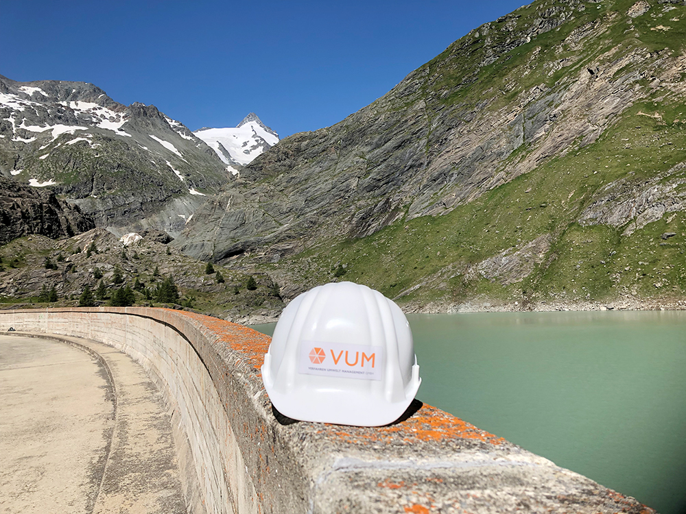 vum_verfahren_umwelt_management_qms_staumauer Den VUM Sicherheitshelm beim Audit kurz abgelegt mit Blick auf den Malta Stausee